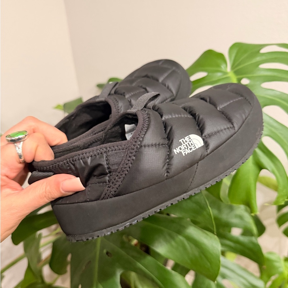 The North Face ThermoBall Traction Mules • Black • Size 3 - Picture 2 of 4